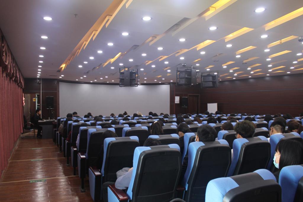(卞军世老师带领大家集中学习了民族宗教知识)