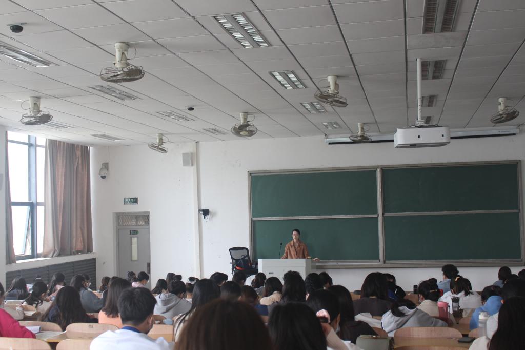 (牛雪华老师重点讲解了大学生入党流程和注意事项)